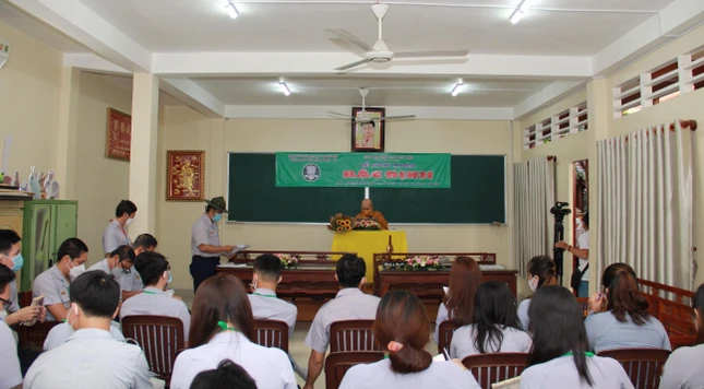 Các học viên học bài đầu tiên với chủ đề Tâm lý sư phạm do Thượng tọa Thích Minh Thành hướng dẫn - Ảnh: Bá Nam