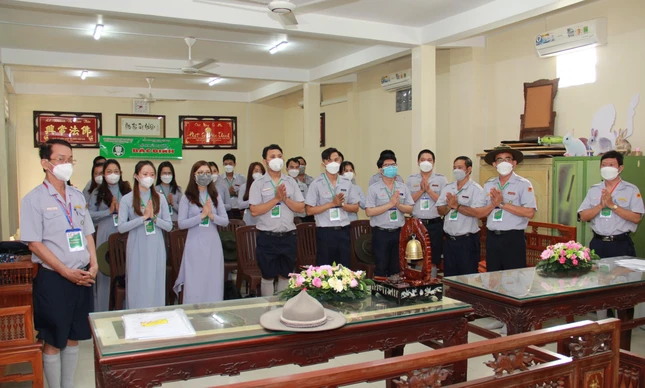 Tri ân giáo thọ sư sau bài học - Ảnh: Bá Nam