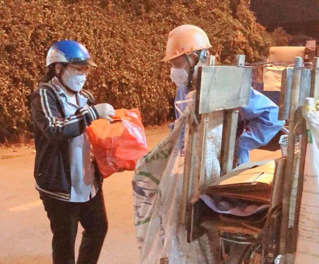 Trao tặng quà đến người nhặt ve chai - Ảnh: GĐPT Hoằng Pháp