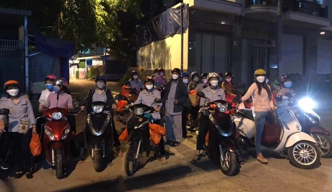 Một chị ngành Thanh sẽ chở một em ngành Thiếu bắt đầu xuất phát từ huyện Hóc Môn đi khắp các tuyến đường tặng quà người vô gia cư - Ảnh: GĐPT Hoằng Pháp