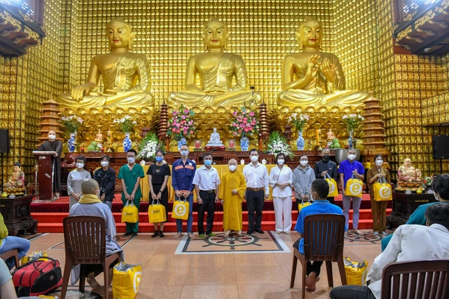 Tặng quà đến tình nguyện viên - Ảnh: Thanh Phong