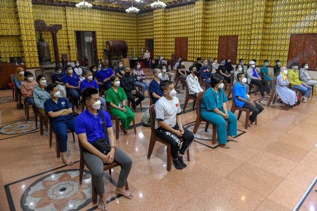 50 tình nguyện viên tham gia trong đợt này gồm 24 nam và 26 nữ - Ảnh: Thanh Phong