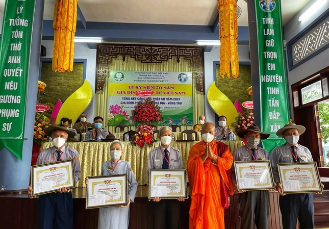 Chư tôn đức Phật giáo tỉnh trao bằng Công đức cho tập thể và cá nhân Gia đình Phật tử tỉnh Bà Rịa - Vũng Tàu