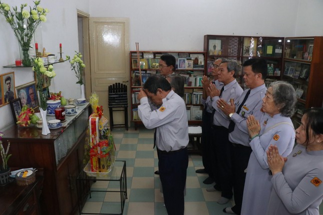 Thắp hương tưởng niệm huynh trưởng Võ Đình Cường - Ảnh: Ban TTTT GĐPT TP.HCM