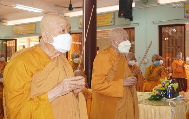 Chư Ni hệ phái niêm hương tưởng niệm