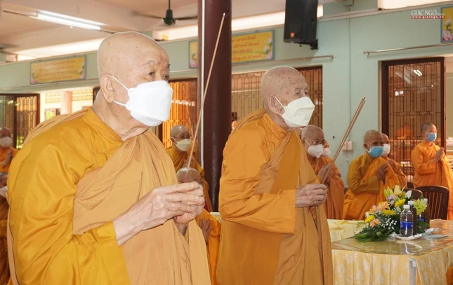 Chư Ni hệ phái niêm hương tưởng niệm