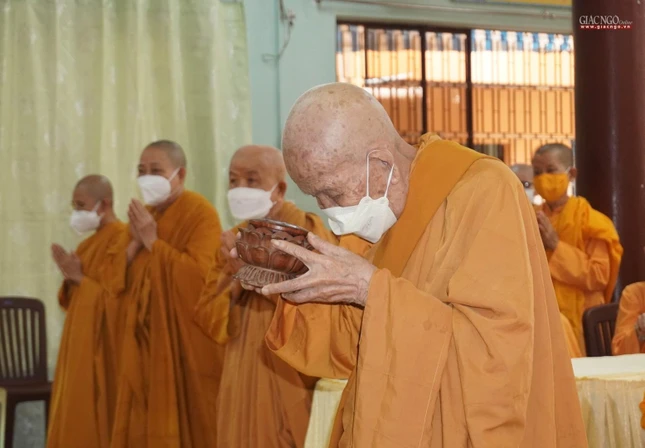 Chư Ni trưởng dâng trầm tưởng niệm