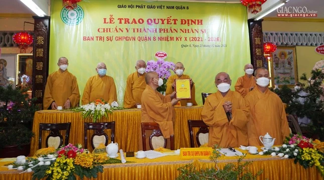 Hòa thượng Thích Thiện Đức trao quyết định chuẩn y nhân sự