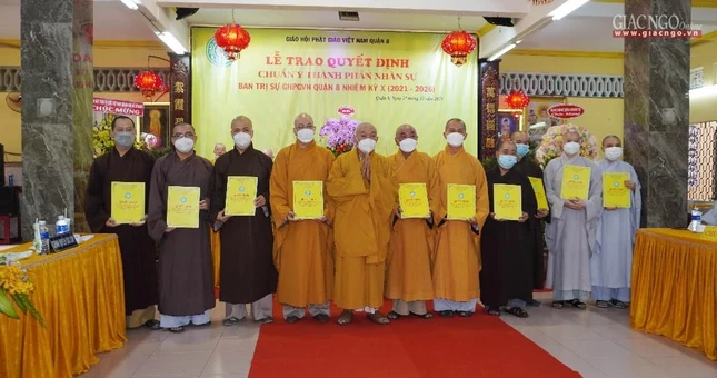 Trao quyết định đến các vị Thường trực