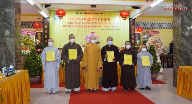 Các vị ủy viên Ban Trị sự GHPGVN quận 8 nhận quyết định