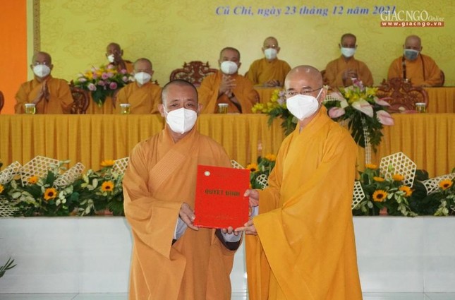 Thượng tọa Thích Thiện Quý trao quyết định chuẩn y nhân sự đến Thượng tọa Thích An Thường, Trưởng ban Trị sự GHPGVN huyện Củ Chi