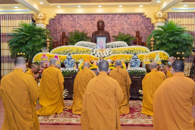 Chư tôn đức thành kính tưởng niệm