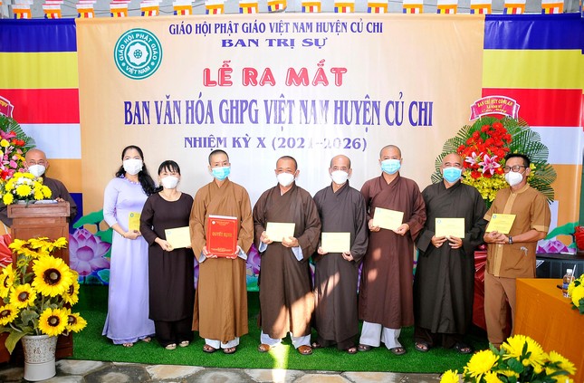 Thành viên Ban Văn hóa GHPGVN huyện Củ Chi nhận quyết định nhân sự nhiệm kỳ 2021-2026 - Ảnh: TĐ Thành viên Ban Văn hóa GHPGVN huyện Củ Chi nhận quyết định nhân sự nhiệm kỳ 2021-2026 - Ảnh: TĐ