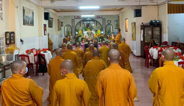 Chư tôn đức tác bạch cúng dường trai Tăng - Ảnh: PH