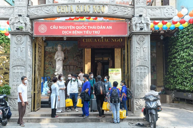 Các tình nguyện viên rời chùa Giác Ngộ đến bệnh viện Chợ Rẫy sáng nay Các tình nguyện viên rời chùa Giác Ngộ đến bệnh viện Chợ Rẫy sáng nay