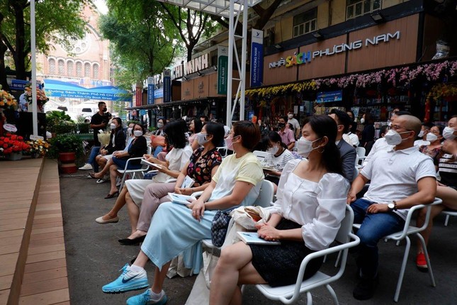 Đông đảo bạn đọc tham dự buổi ra mắt sách - Ảnh: TD Đông đảo bạn đọc tham dự buổi ra mắt sách - Ảnh: TD