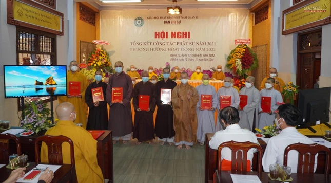 Thượng tọa Thích Quang Thạnh, Phó Thư ký kiêm Chánh Văn phòng Ban Trị sự GHPGVN TP.HCM trao quyết định đến các vị ủy viên Ban Trị sự GHPGVN quận 12
