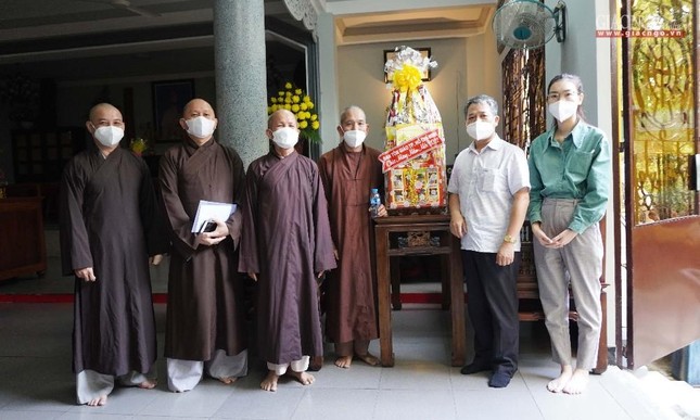 Thượng tọa Thích Giác Trí cùng chư tôn đức Thường trực Ban Trị sự GHPGVN quận Gò Vấp đón nhận quà chúc mừng từ Ban Tôn giáo TP