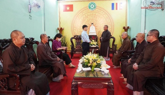 Thượng tọa Thích An Thường, Trưởng ban Trị sự GHPGVN huyện Củ Chi cảm ơn đoàn Ban Tôn giáo TP đã đến thăm, chúc mừng Xuân Nhâm Dần