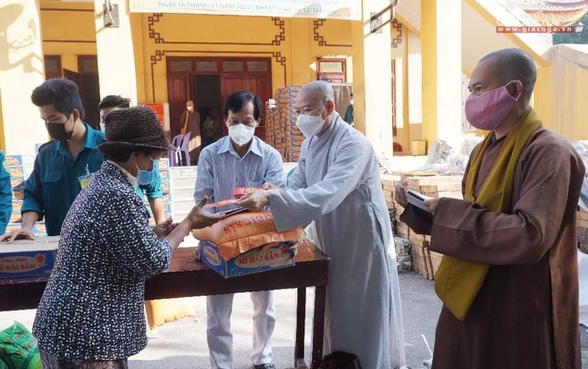 Những phần quà Tết ấm tình thương được trao tặng đến bà con khó khăn quận Tân Bình Những phần quà Tết ấm tình thương được trao tặng đến bà con khó khăn quận Tân Bình