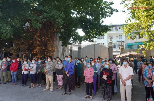 500 phần quà được trao đến người dân quận Tân Bình sáng 16-1 tại chùa Phổ Quang 500 phần quà được trao đến người dân quận Tân Bình sáng 16-1 tại chùa Phổ Quang