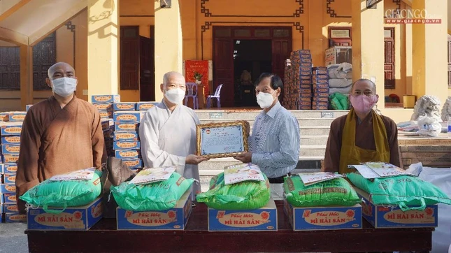 Ông Nguyễn Văn Bé trao thư cảm ơn của Mặt trận quận Tân Bình đến Ni sư Thích nữ Huệ Tuyến