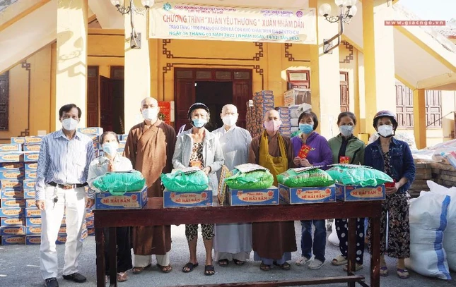 500 phần quà Tết được trao đến bà con trên địa bàn quận Tân Bình