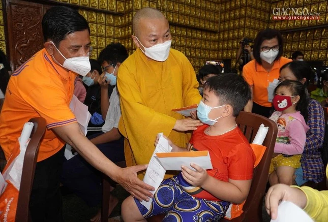 Mỗi suất học bổng trị giá 5 triệu đồng