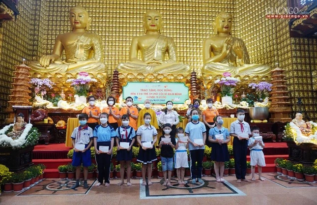 Thượng tọa Thích Nhật Từ cùng địa diện chính quyền, quỹ Đạo Phật ngày nay trao suất học bổng