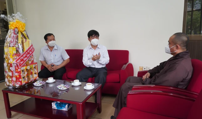 Đoàn có ông Nguyễn Văn Lượng, Phó Trưởng ban Tôn giáo TP.HCM; ông Nguyễn Văn Châu, Phó phòng nghiệp vụ 1 - Ban Tôn giáo TP.HCM Đoàn có ông Nguyễn Văn Lượng, Phó Trưởng ban Tôn giáo TP.HCM; ông Nguyễn Văn Châu, Phó phòng nghiệp vụ 1 - Ban Tôn giáo TP.HCM