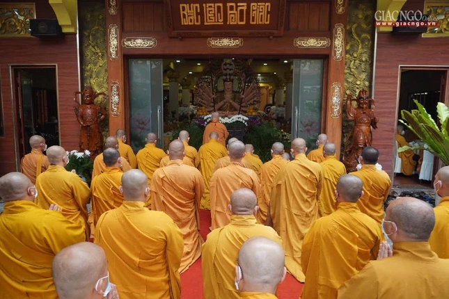 Môn đồ đệ tử tác bạch cúng dường hiện tiền Tăng