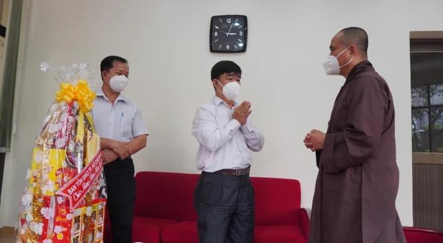 Ông Nguyễn Văn Lượng chúc năm mới sức khỏe an lành đến chư tôn đức Ban Biên tập, phóng viên, nhân viên Báo Giác Ngộ Ông Nguyễn Văn Lượng chúc năm mới sức khỏe an lành đến chư tôn đức Ban Biên tập, phóng viên, nhân viên Báo Giác Ngộ