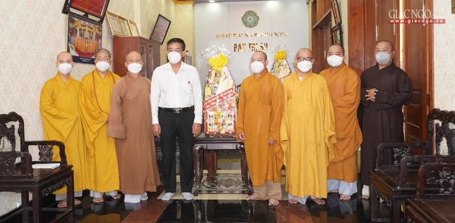 Ban Tôn giáo TP tặng quà chúc mừng năm mới đến chư tôn đức Phật giáo quận 3