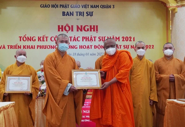 Hòa thượng Danh Lung, Ủy viên Thư ký Hội đồng Trị sự, Phó Văn phòng 2 Trung ương Giáo hội trao Bằng công đức của Phật giáo TP.HCM đến 8 cá nhân Phật giáo quận 3 Hòa thượng Danh Lung, Ủy viên Thư ký Hội đồng Trị sự, Phó Văn phòng 2 Trung ương Giáo hội trao Bằng công đức của Phật giáo TP.HCM đến 8 cá nhân Phật giáo quận 3