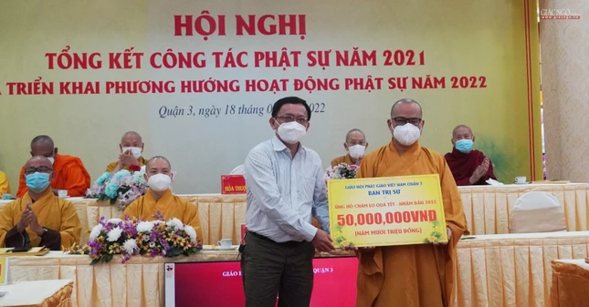 Đại đức Thích Thiện Châu, Phó Thường trực Ban Trị sự GHPGVN quận 3 trao 50 triệu đồng ủng hộ chăm lo quà Tết Nhâm Dần cho người dân khó khăn trên địa bàn quận 3 đến ông Nguyễn Ngọc Châu Đại đức Thích Thiện Châu, Phó Thường trực Ban Trị sự GHPGVN quận 3 trao 50 triệu đồng ủng hộ chăm lo quà Tết Nhâm Dần cho người dân khó khăn trên địa bàn quận 3 đến ông Nguyễn Ngọc Châu