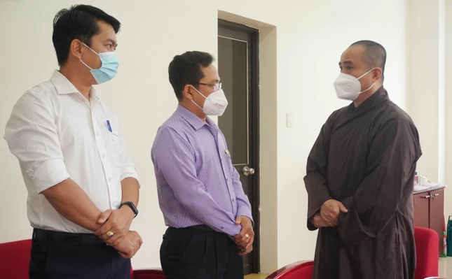 Thượng tọa Thích Tâm Hải, Phó Tổng Biên tập Báo Giác Ngộ cảm ơn lãnh đạo Ủy ban MTTQVN TP.HCM đã luôn quan tâm hỗ trợ đến Báo Giác Ngộ