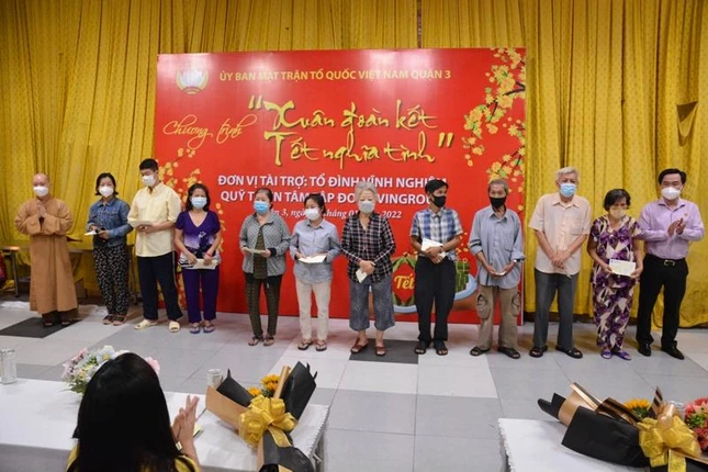Có 200 phần quà là tiền mặt được trao đến người dân khó khăn quận 3 đón Tết - Ảnh: Công Minh