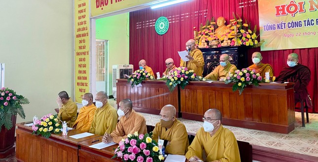 Hòa thượng Thích Giác Giới đọc thư chúc tết Xuân Nhân Dần của Đức Pháp Chủ GHPGVN - Ảnh: Ban TT-TT Phật giáo tỉnh Vĩnh Long