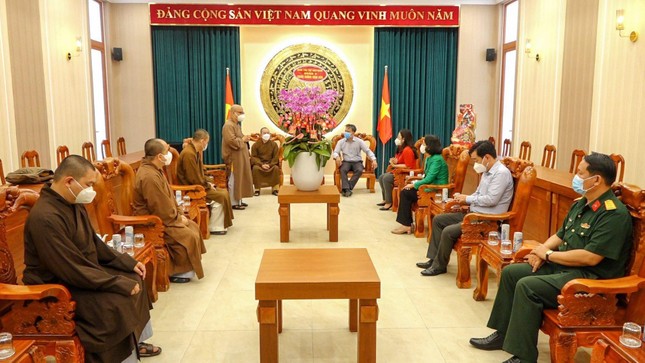 Đại đức Thích Thiện Châu thông tin những thành tựu Phật sự năm 2021 và gửi lời chúc Tết tới Lãnh đạo Quận ủy, Ủy ban Nhân dân, Ủy ban MTTQVN quận 3