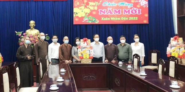 Chư tôn đức Phật giáo quận thăm, chúc Tết đến lãnh đạo Quận ủy, Ủy ban Nhân dân, Ban Dân vận, Phòng Nội vụ quận Gò Vấp - Ảnh: Quang Nghĩa