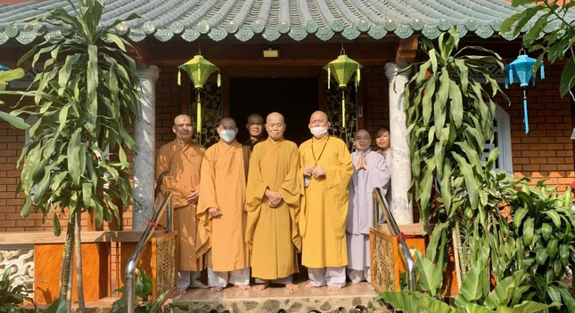 Thăm và chúc mừng xuân đến Hòa thượng Thích Nhật Lang, Chứng minh Ban Trị sự GHPGVN quận Gò Vấp - Ảnh: Quang Nghĩa