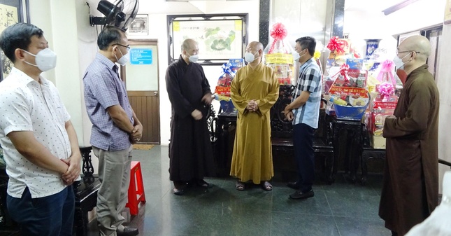 Chư tôn đức cảm ơn đoàn Công an quận đã đến thăm và chúc Tết