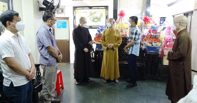 Chư tôn đức cảm ơn đoàn Công an quận đã đến thăm và chúc Tết