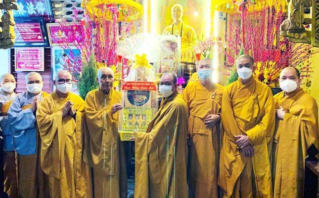 Chúc mừng Xuân đến Hòa thượng Thích Tịnh Hạnh