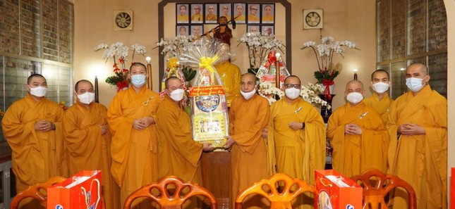 Tặng quà chúc mừng năm mới đến Hòa thượng Thích Minh Hiền