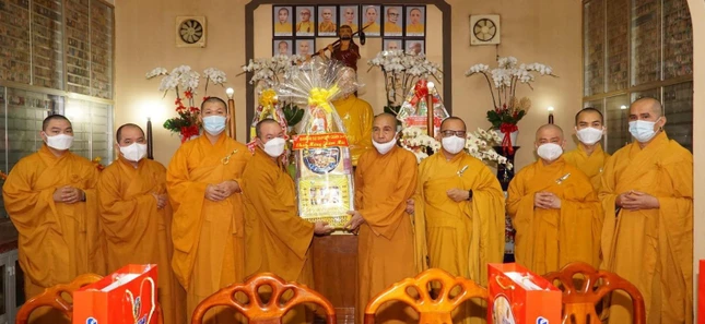 Tặng quà chúc mừng năm mới đến Hòa thượng Thích Minh Hiền