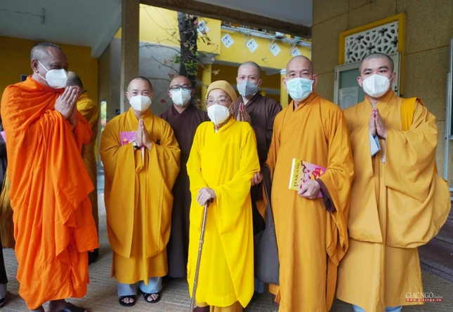 Hòa thượng Thích Hiển Tu tiễn đoàn Ban Thường trực Ban Trị sự GHPGVN TP.HCM