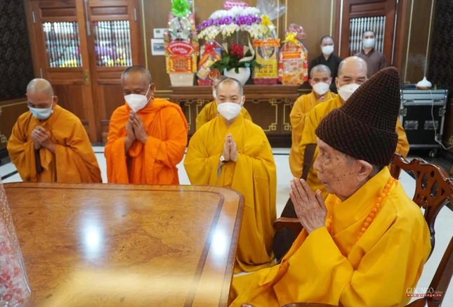 Chư tôn đức Ban Thường trực Ban Trị sự GHPGVN TP.HCM khánh tuế đến Trưởng lão Hòa thượng Thích Đức Nghiệp tại chùa Vĩnh Nghiêm