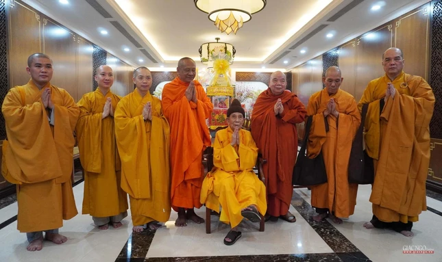 Tặng quà và chụp ảnh lưu niệm cùng Hòa thượng Phó Pháp chủ Hội đồng Chứng minh