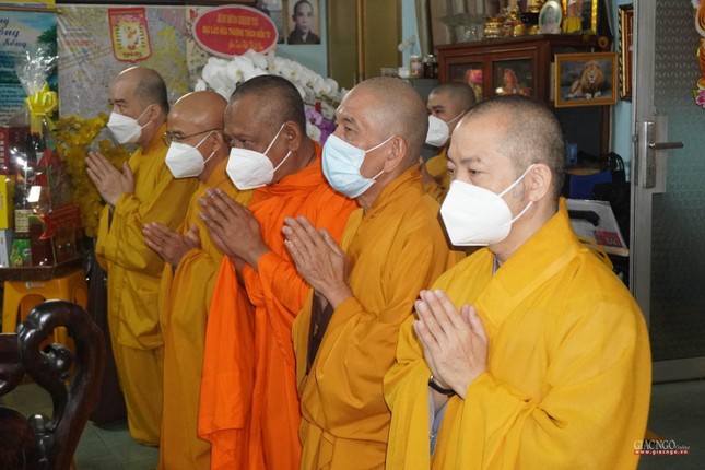 Chư tôn đức đảnh lễ khánh tuế đến Hòa thượng Thích Hiển Tu tại chùa Xá Lợi